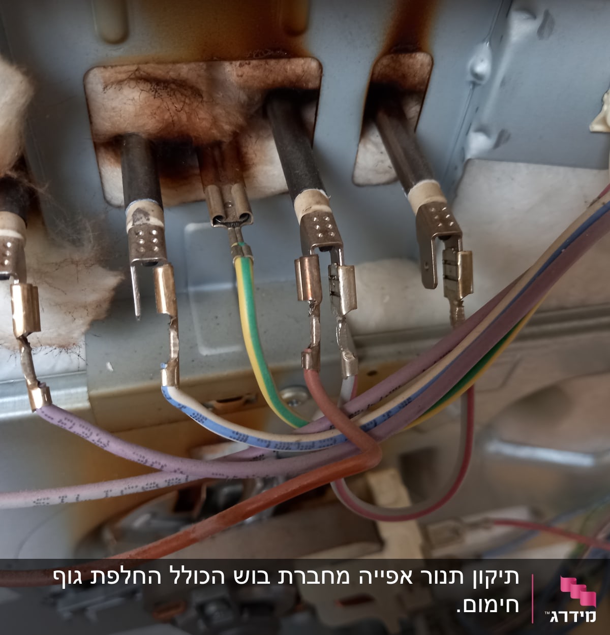 חוטי חשמל מחוברים למחברים על לוח מתכת